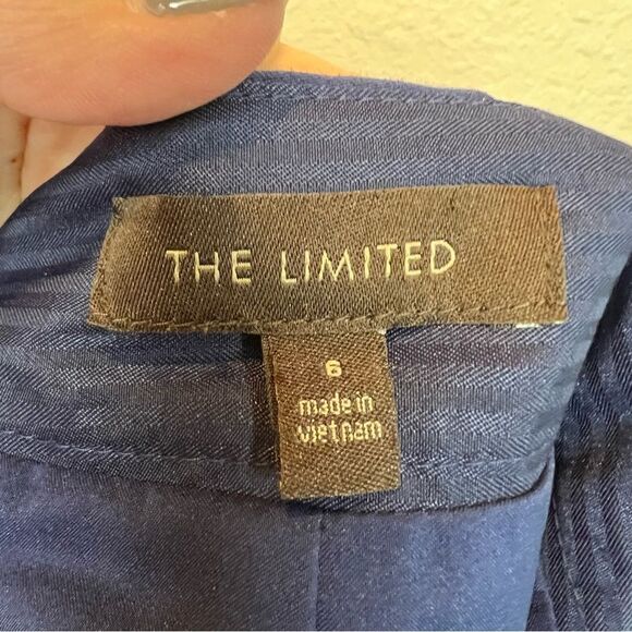 The limited, navy blue and floral pencil skirt. Pockets size 6. - Picture 4 of 8